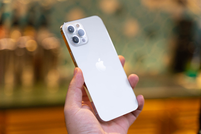 iPhone 12 Pro Max, Galaxy S20 Ultra và Huawei Mate 40 Pro là những flagship sang trọng, cuốn hút. 