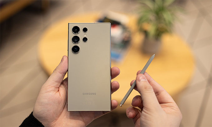 Samsung Galaxy S24 Ultra có kích thước 6,4 x 3,11 x 0,34 inch và nặng 8,22oz (233g)