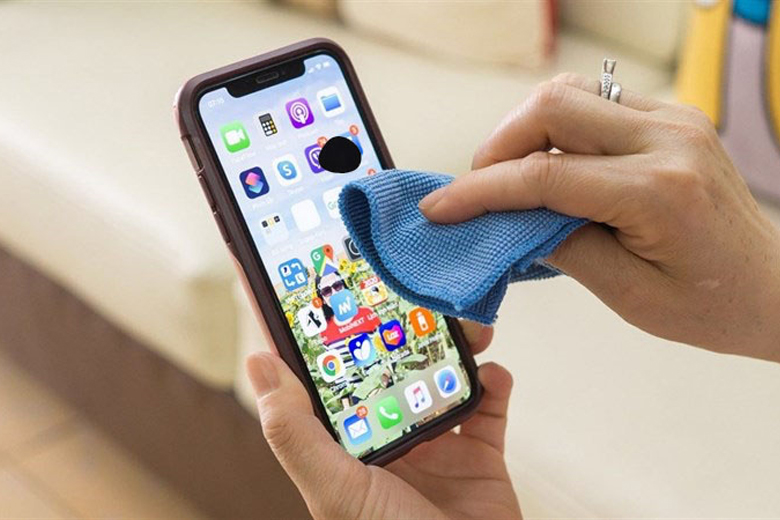 Dùng khăn, vải mềm để chuẩn bị khắc phục cho màn hình bị chảy mực