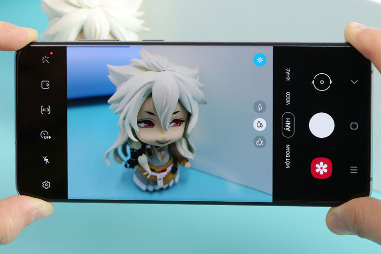 Ở mặt trước Galaxy S20 Plus là camera selfie 10MP