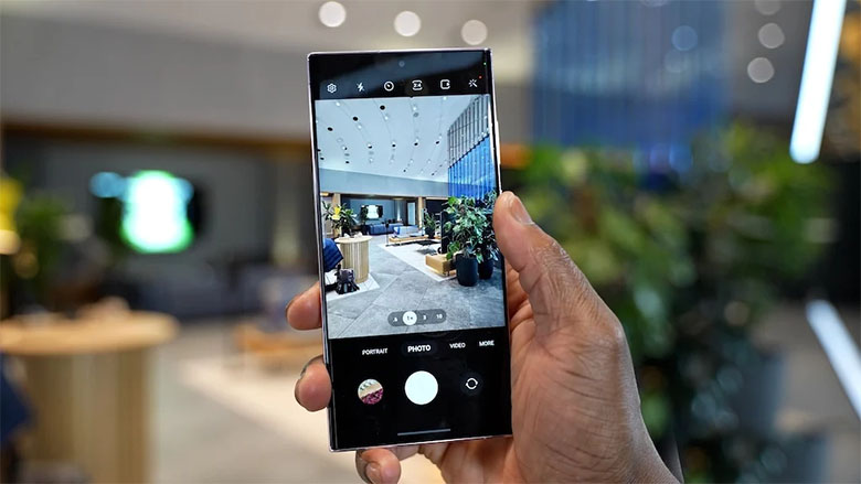Apple và Samsung đặt cược vào người dùng sẽ chi nhiều hơn cho các sản phẩm tốt hơn
