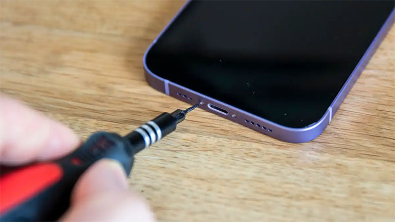 Có nên tháo iPhone ra để phơi khô?