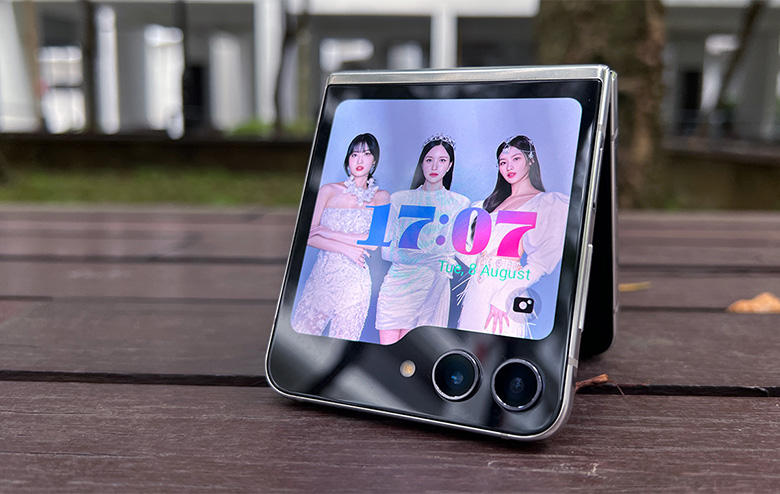 Top 5 smartphone màn hình 6 inch thích hợp để bạn sắm sửa sau Tết: Z Flip 5