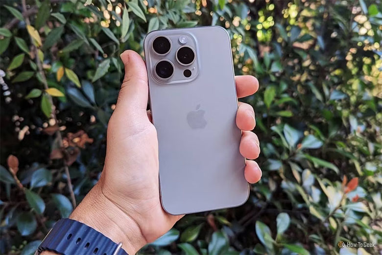 kích thước nhỏ hơn của iPhone 15 Pro khiến nó nhẹ hơn 10 gram so với S24+