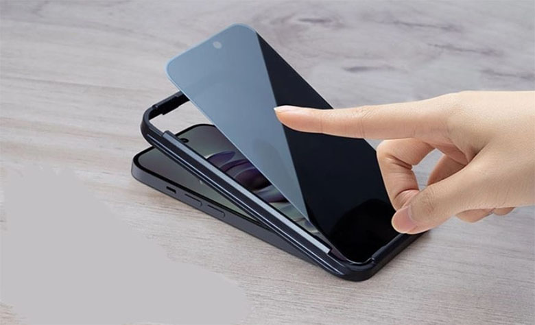 Sử dụng miến dán bảo vệ màn hình chống nhìn trộm