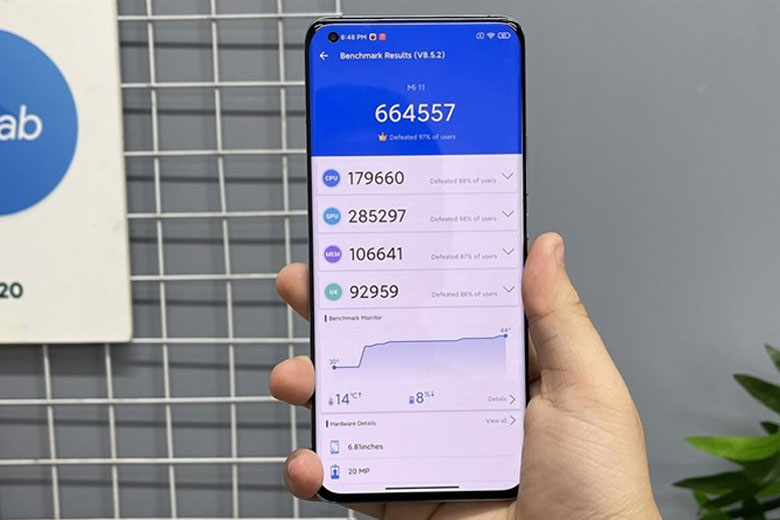 So sánh Xiaomi Mi 11 và iPhone 12 về cấu hình