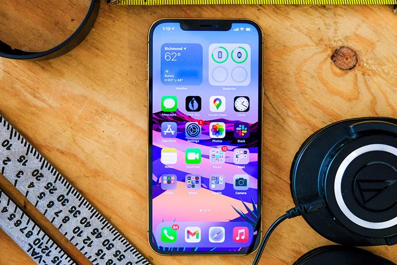 iPhone 12 sử dụng Face ID để xác thực