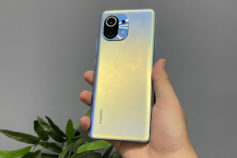 So sánh Xiaomi Mi 11 và iPhone 12 về thiết kế