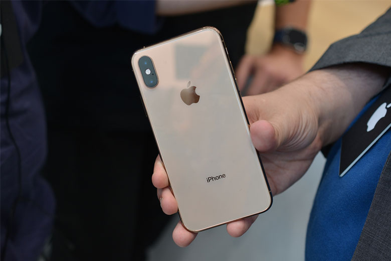 iPhone Xs 64GB cũ có mặt lưng bóng bẩy