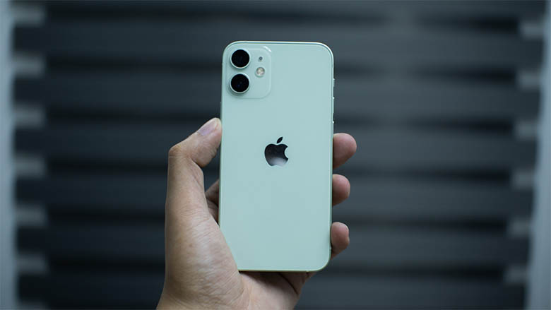 Thiết kế iPhone 12 mini sang trọng, đẳng cấp dễ dàng cầm nắm bằng một tay