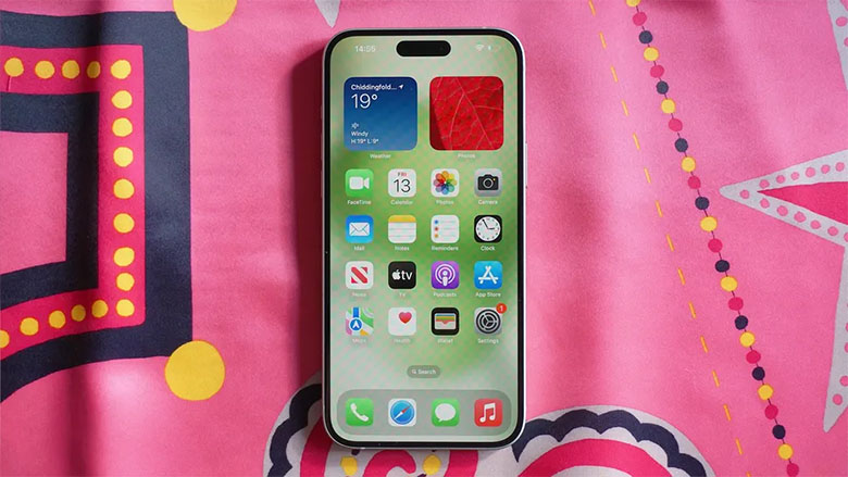 Cấu hình iPhone 15 Plus 256GB Quốc tế chạy trên iOS 17 và được cung cấp bởi A16 Bionic
