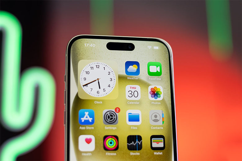 Màn hình iPhone 15 Plus 128GB sáng hơn rực rỡ khi xem ngoài trời