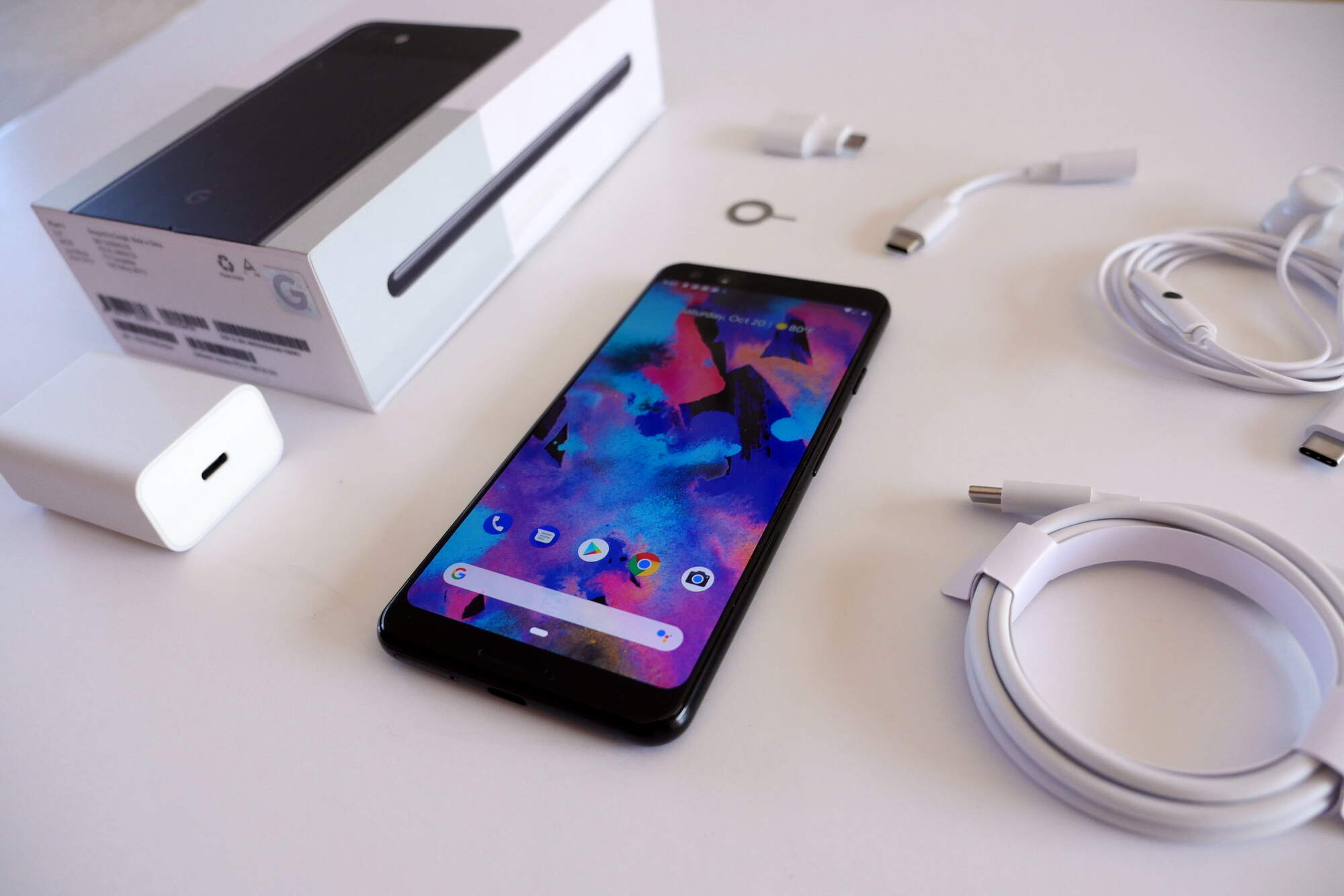 Google Pixel 3XL mở hộp kèm cáp củ sạc và phụ kiện đầy đủ