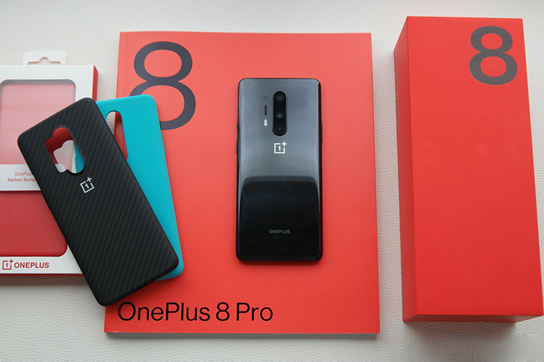 OnePlus 8 Pro cùng hộp và phụ kiện