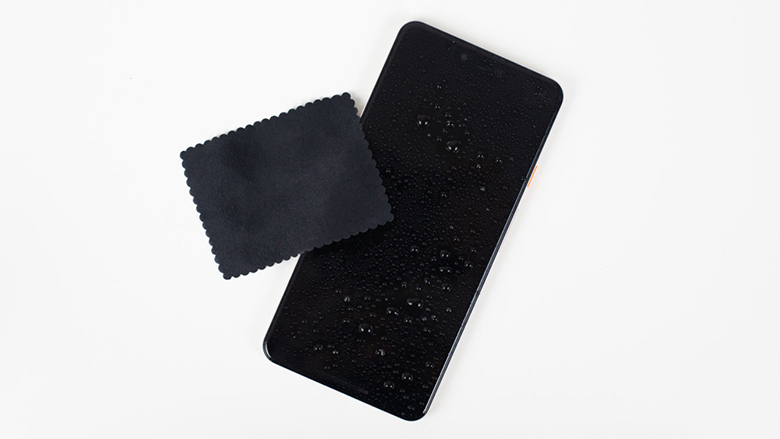 Lau chùi điện thoại bằng các loại khăn vải mềm mịn