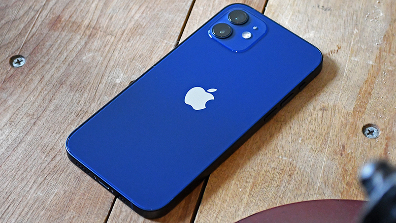 iPhone 12 màu xanh kịch độc