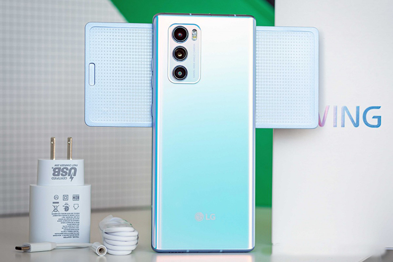 LG Wing cùng củ sạc và cáp sạc