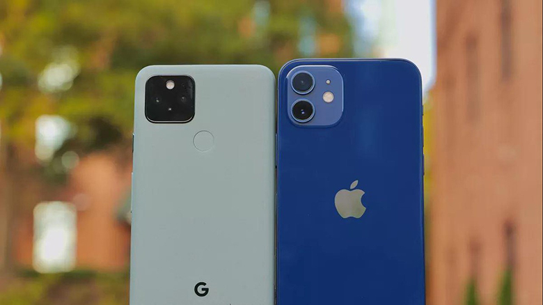 iPhone 12 Mini và Google Pixel 5 đặt cạnh nhau