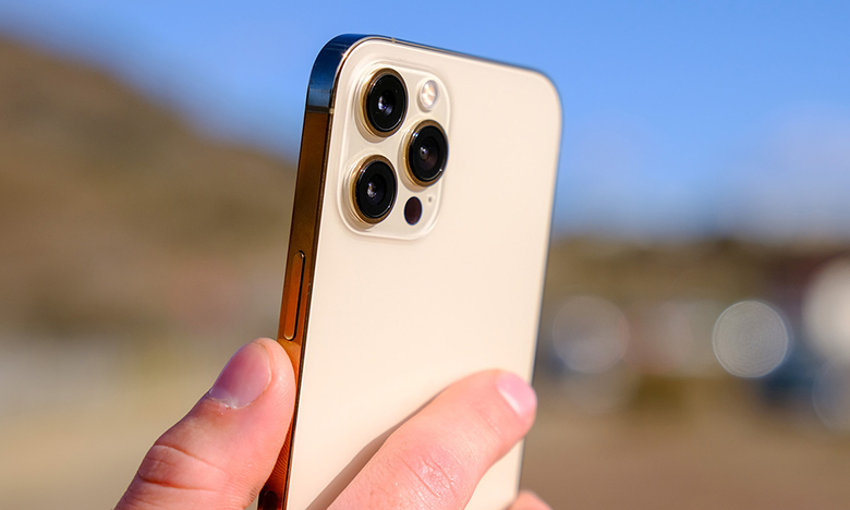 Cụm camera quá lồi của iPhone 12 Pro Max gây khó chịu
