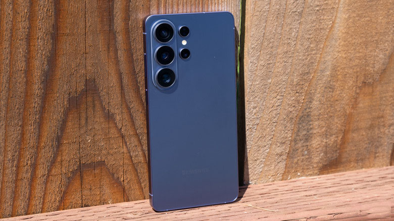 Samsung Galaxy S26 Ultra là chiếc điện thoại đầu tiên cần nhắc đến trong danh sách này