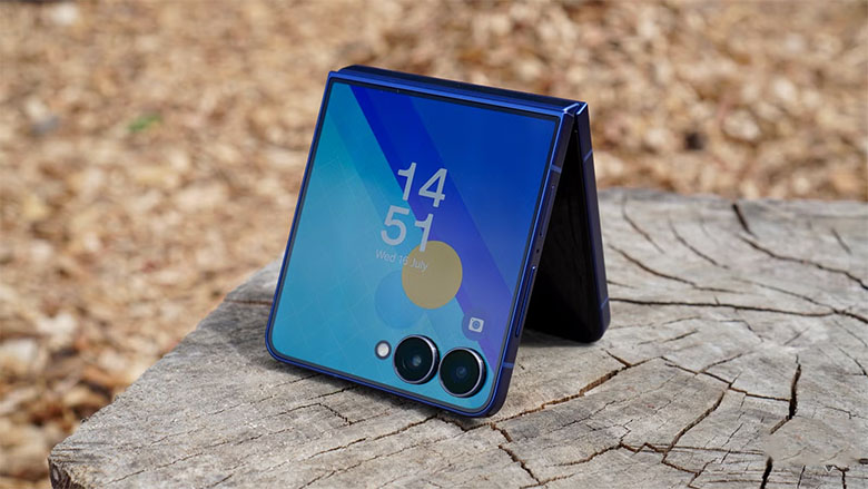 Samsung Galaxy Z Flip7 – Gập nhỏ gọn với IP48, 7 năm cập nhật