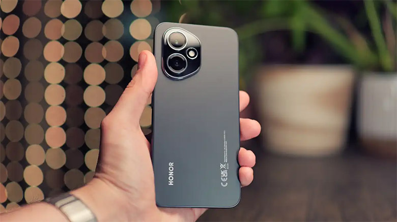 Mặt lưng của Honor 400 gây ấn tượng với cụm camera được tái thiết kế
