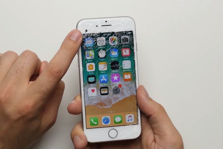 iPhone cũ bị nứt màn hình