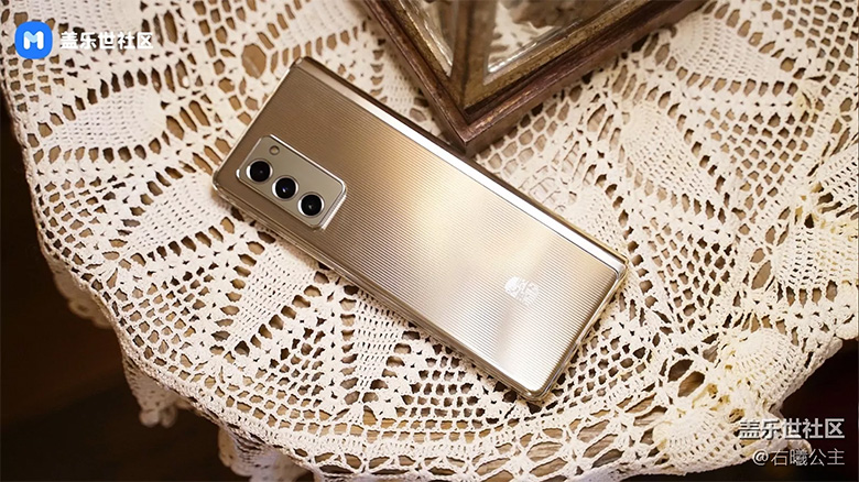 Samsung W22 5G là phiên bản đổi tên của Galaxy Z Fold 3 với một vài cải tiến