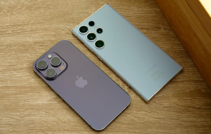 so-sanh-iphone-15-va-samsung-galaxy-s24-ve-thiet-ke-xtsmart