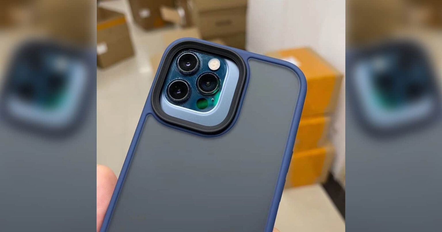 iPhone 12 Pro Max trong một chiếc ốp lưng bảo vệ của iPhone 13 Pro Max.