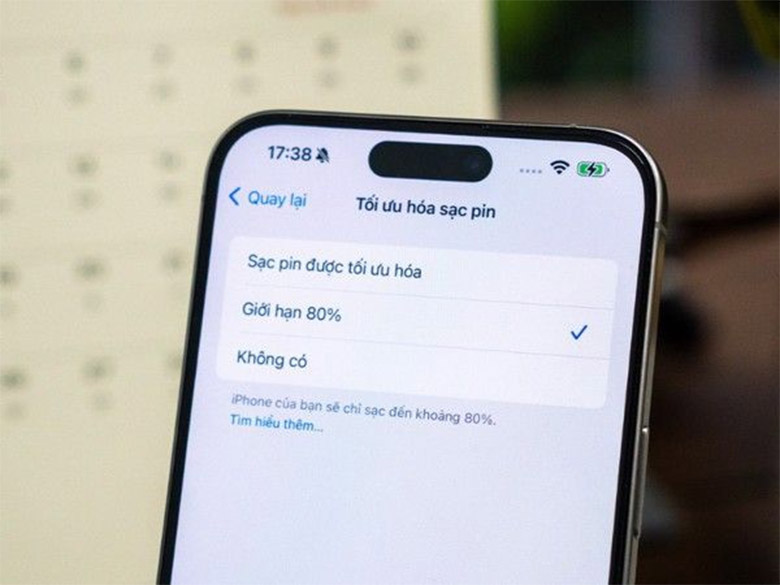 Sạc iPhone qua đêm: Lợi bất cập hại cho "sức khỏe" pin
