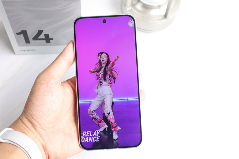 Màn hình và hiển thị: OPPO Reno 14 5G áp đảo iPhone 13