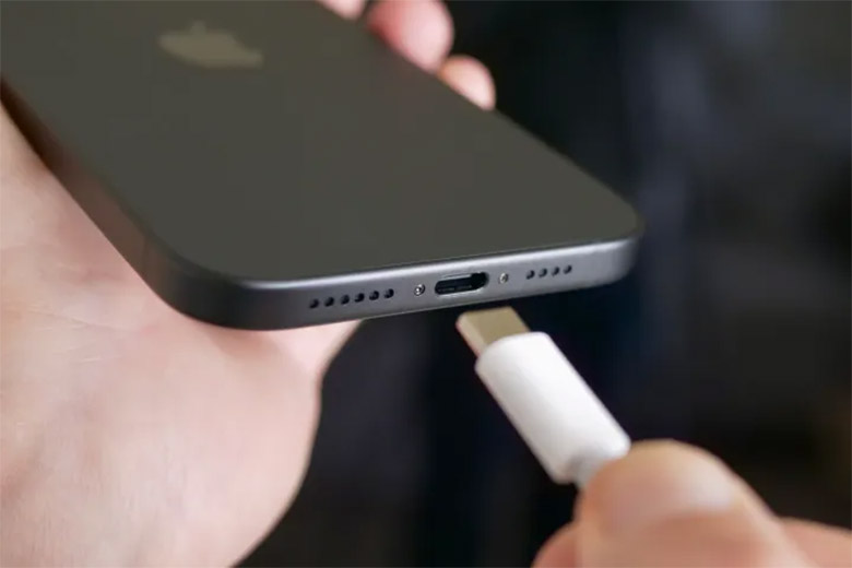 iPhone 15 Plus cũng không hề kém cạnh với 26 giờ xem video ngoại tuyến
