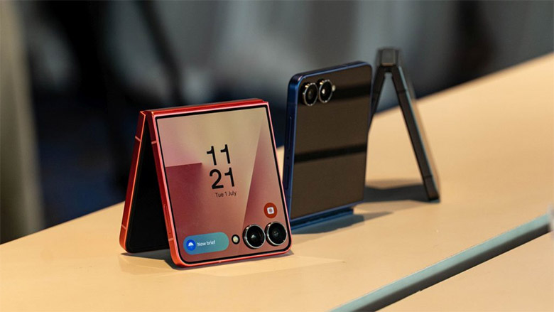 Galaxy Z Flip 7 tạo nên dấu ấn độc đáo với bản lề gập dọc dạng vỏ sò