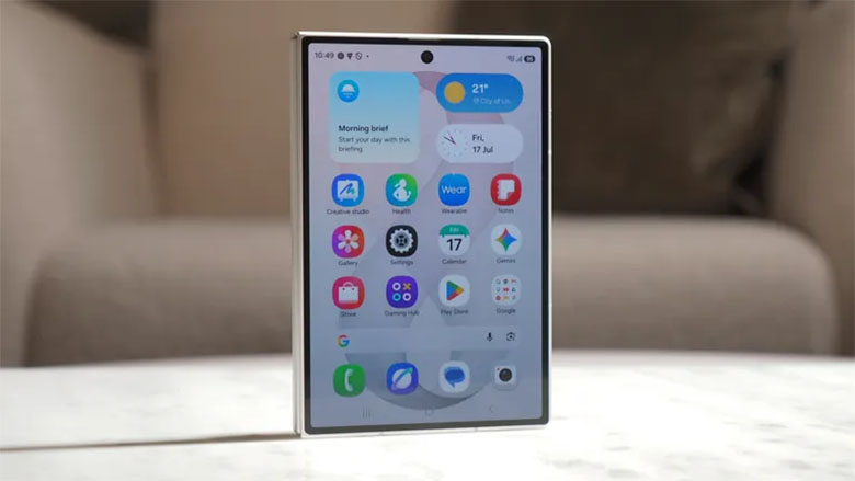 Diện tích hiển thị lớn hơn của Z Fold8 mang lại lợi thế thực sự khi đọc tài liệu dài