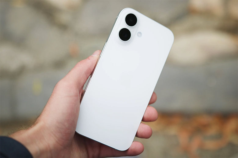 iPhone 16 nhỏ gọn hơn đáng kể với kích thước 147,6 x 71,6 x 7,8mm