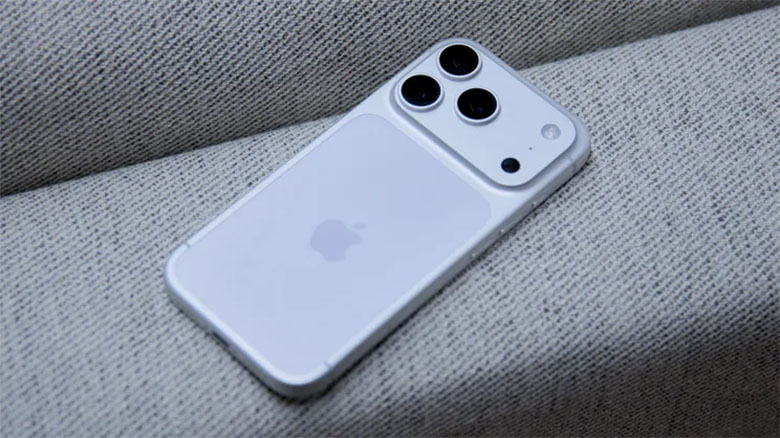 iPhone 17 Pro giữ kích thước nhỏ gọn quen thuộc (khoảng 150 x 71.9 x 8.8 mm, nặng 206g)