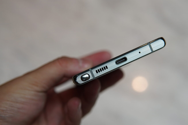 Khung viền được hoàn thiện từ thép không gỉ