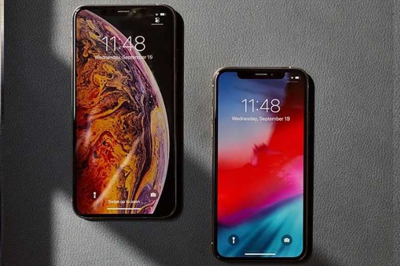 cả hai đều được trang bị màn hình OLED 5.8 inch có độ phân giải 2.436 x 1.125 pixels