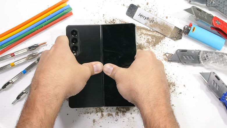 Galaxy Z Fold 4 dễ dàng vượt qua các thử nghiệm trầy xước, bụi, lửa và uốn cong