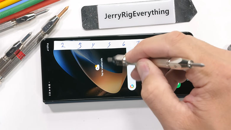 Galaxy Z Fold 4 dễ dàng vượt qua các thử nghiệm trầy xước, bụi, lửa và uốn cong