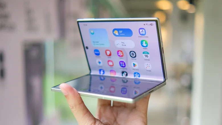 Thay thế máy tính bảng nhờ màn hình lớn hơn khi mở ra