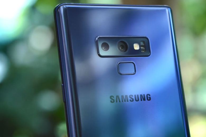 Sở hữu cụm camera 12MP ở lưng cùng khẩu độ cao, khả năng tuỳ chỉnh khẩu độ theo từng môi trường ánh sáng đã giúp Note 9 tạo ấn tượng với người dùng. 