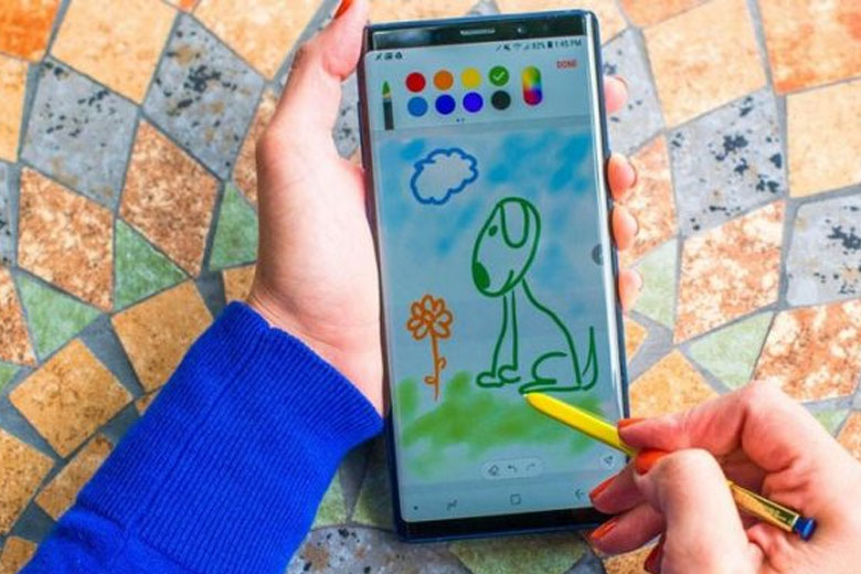 Máy được bao bọc bởi 2 mặt kính cường lực Gorilla Glass bóng bẩy và sang trọng.