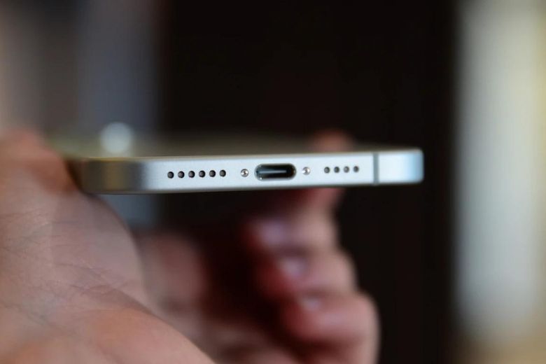 iPhone 15 Plus 128GB trang bị cổng sạc USB Type-C hiện đại hơn