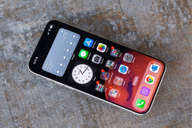 Màn hình OLED sắc nét cùng phần notch Dynamic Island thông minh