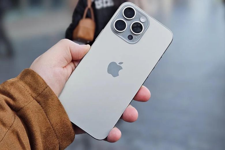 Thiết kế khung viền titan sang trọng với nút Camera Control tiện lợi