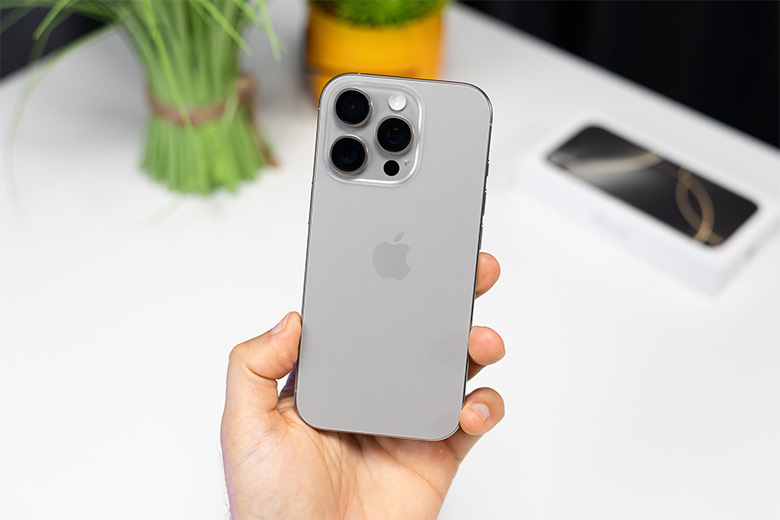 Thiết kế iPhone 16 Pro 128GB VN/A: Nút camera chuyên dụng và màn hình lớn hơn