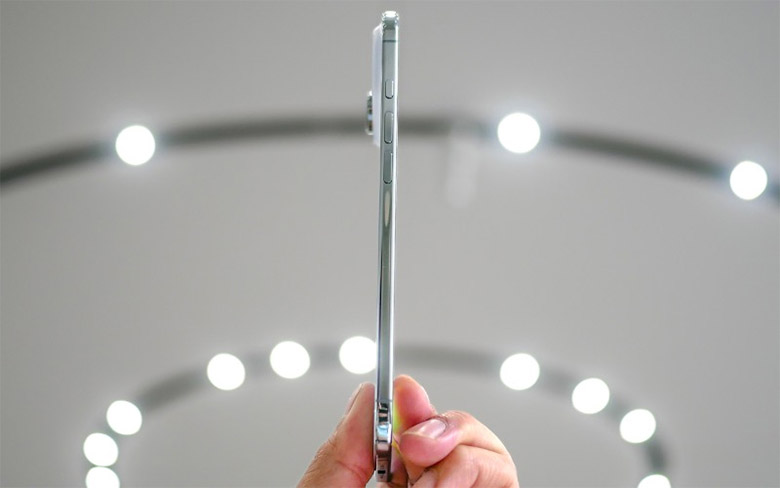 Với độ mỏng chỉ 5,6mm, iPhone Air mang đến một thiết kế mỏng nhẹ đến khó tin