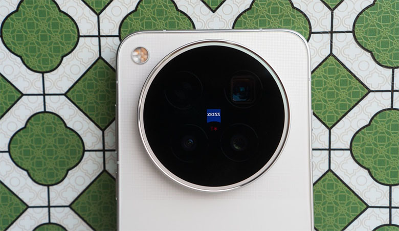 Vivo X500 Pro Max làm ngược lại khi chuyển cảm biến 200MP sang camera tele và dùng cảm biến 50MP